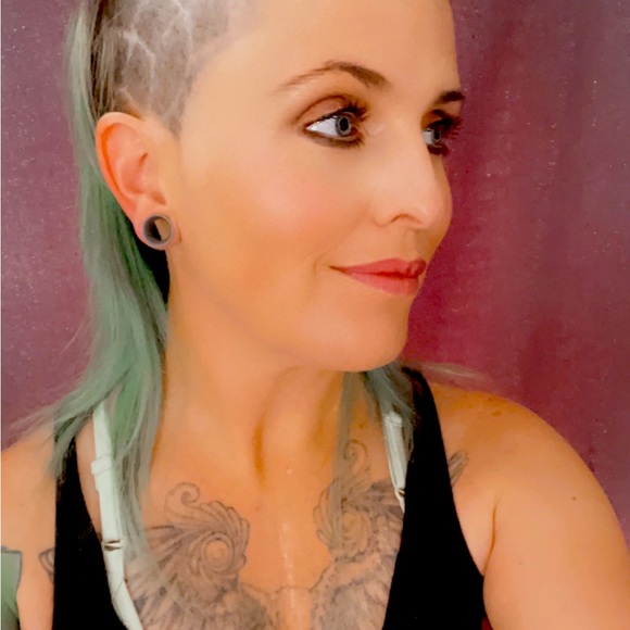 Meet your Posher, Laura - Picture 3 of 5